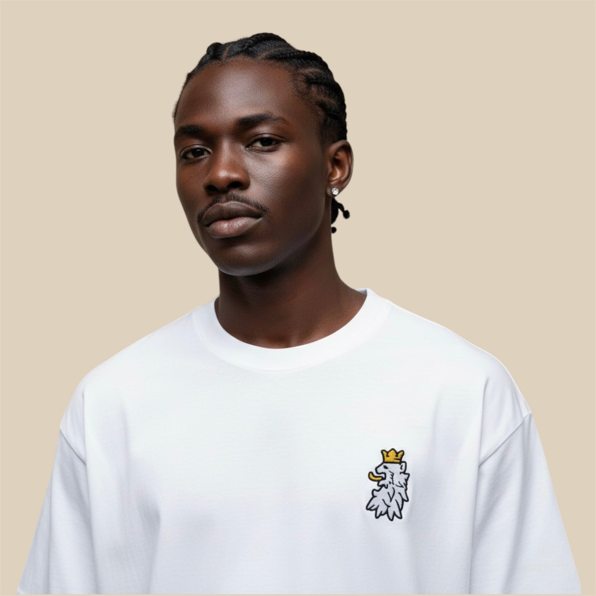 Minimal structured fit of Leão Branco motif white tee