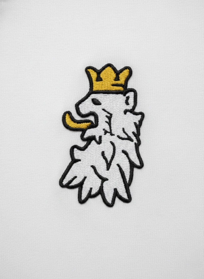 Crowned white lion embroidery detail on Leão Branco white tee