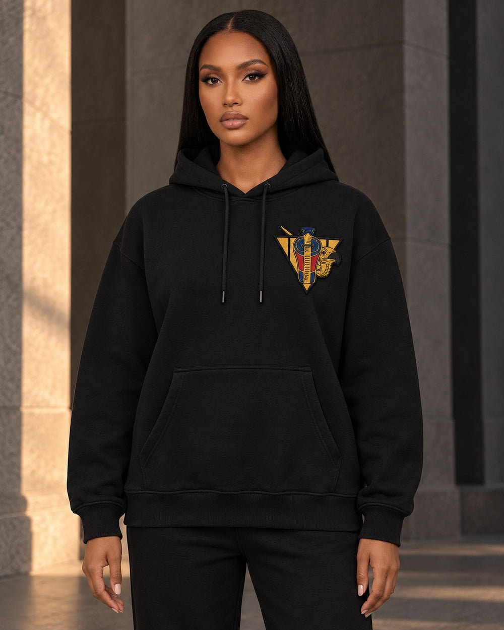 Uraeus e Abutre Emblem Hoodie in black, front view on a model.