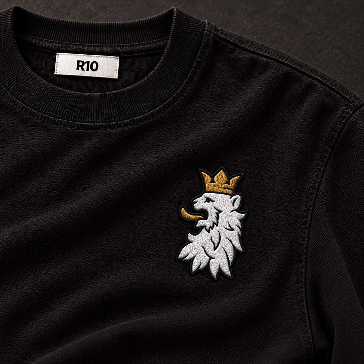 Black R10 Leão Branco Motif Tee — embroidery detail and inside R10 collar label.