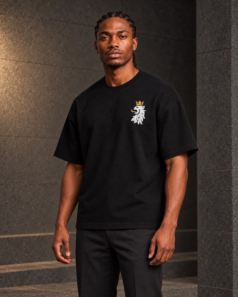 Black R10 Leão Branco Motif Tee — model fit view.