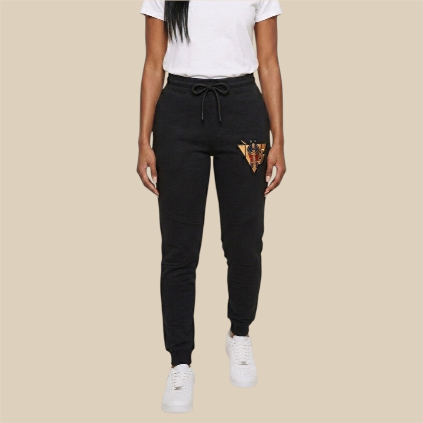 R10 black Uraeus e Abutre joggers walking