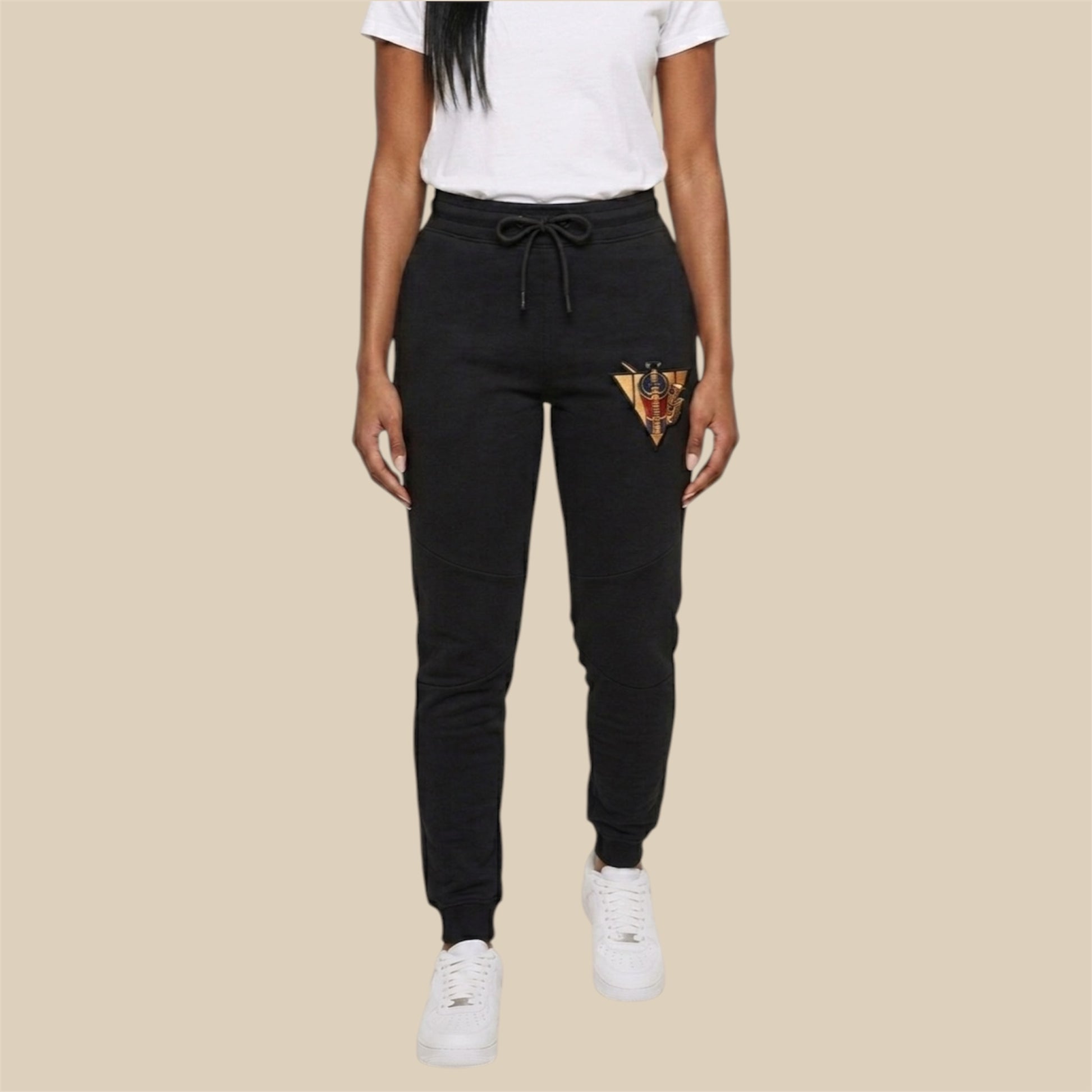 R10 black Uraeus e Abutre joggers walking