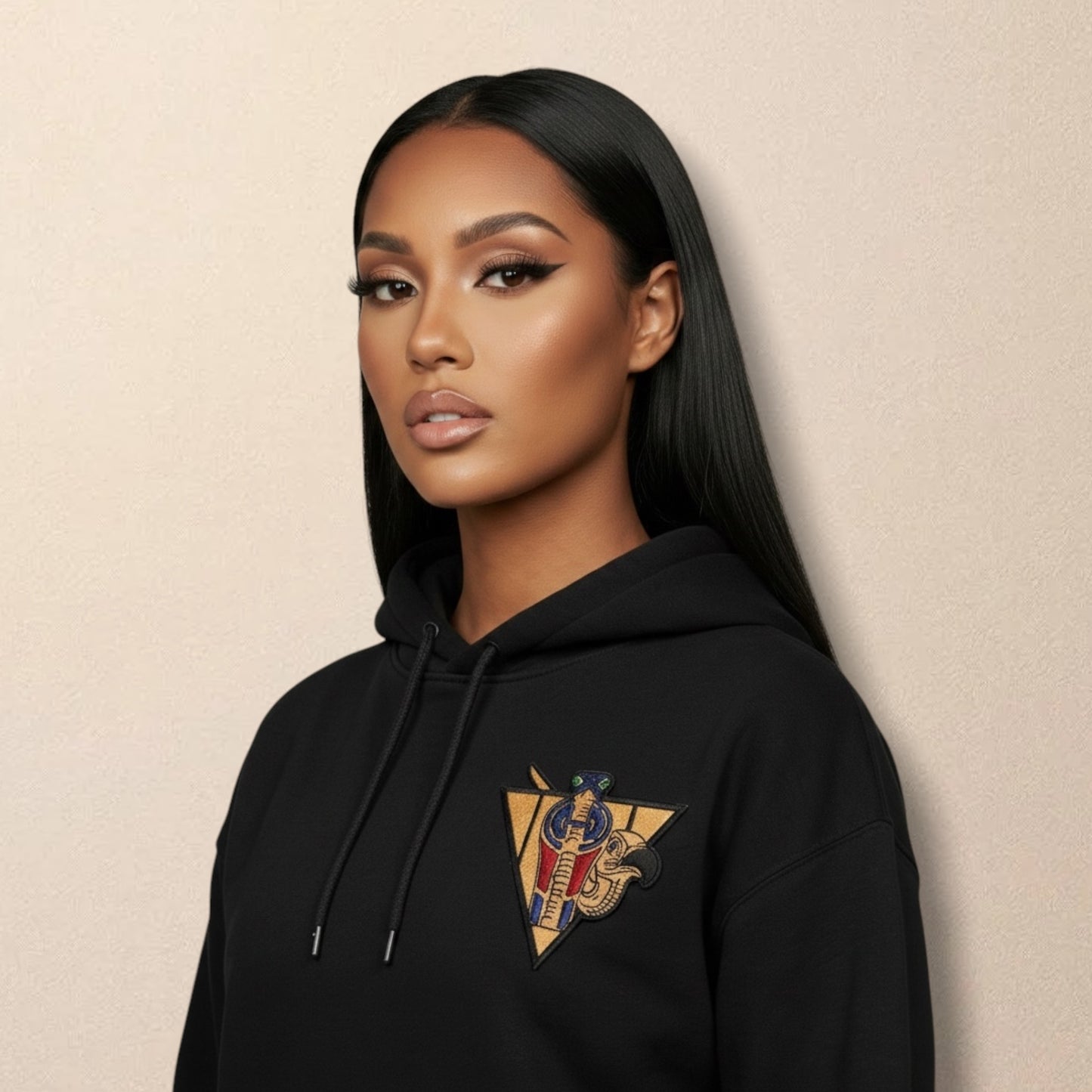 R10 black Uraeus e Abutre hoodie model view