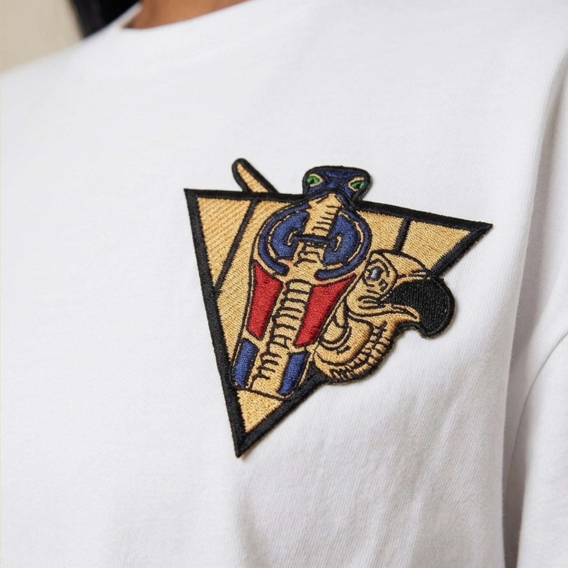 R10 white tee Uraeus e Abutre embroidery detail