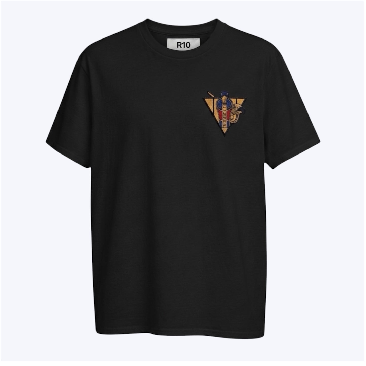 R10 black Uraeus e Abutre tee isolated on off white background