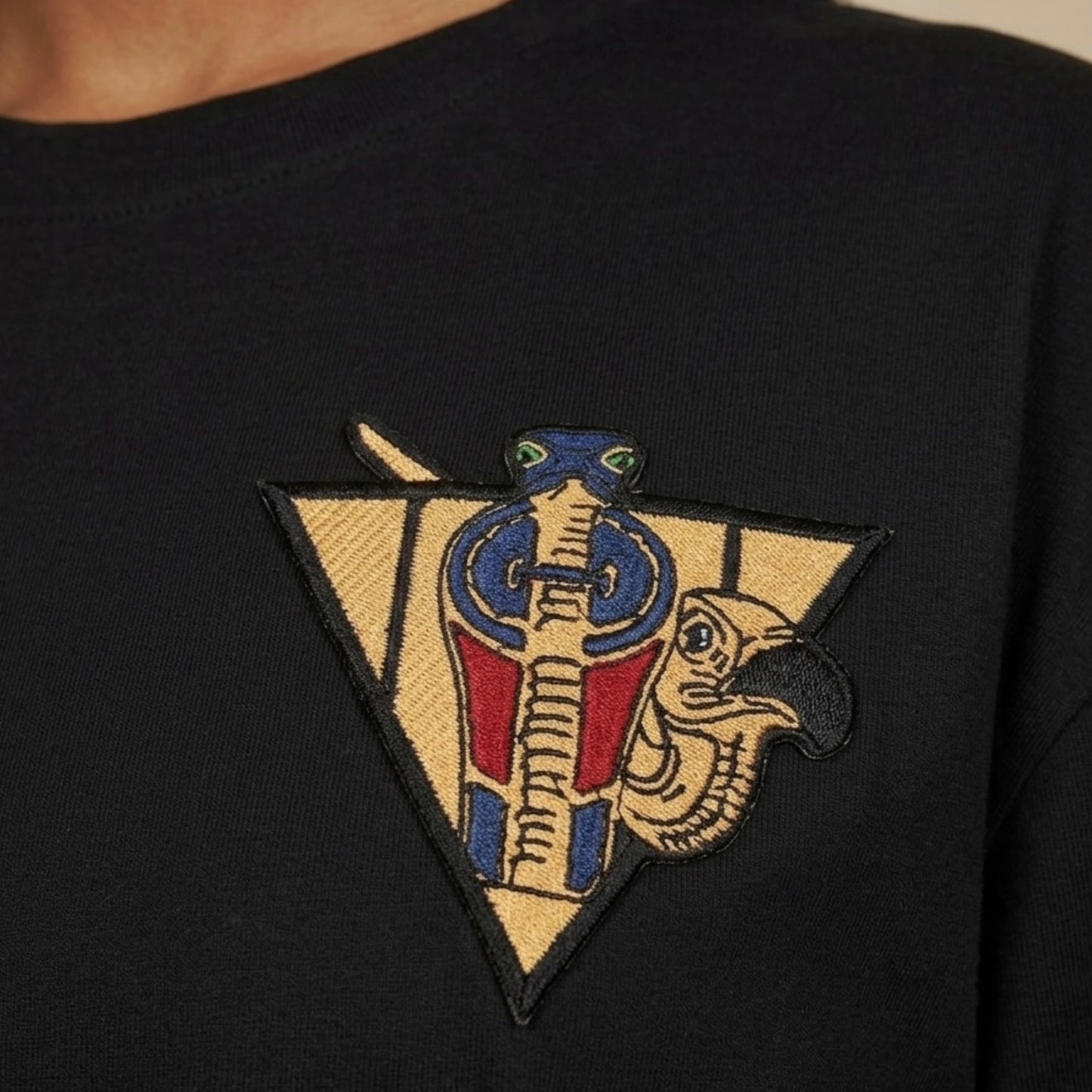 R10 black tee Uraeus e Abutre embroidery detail