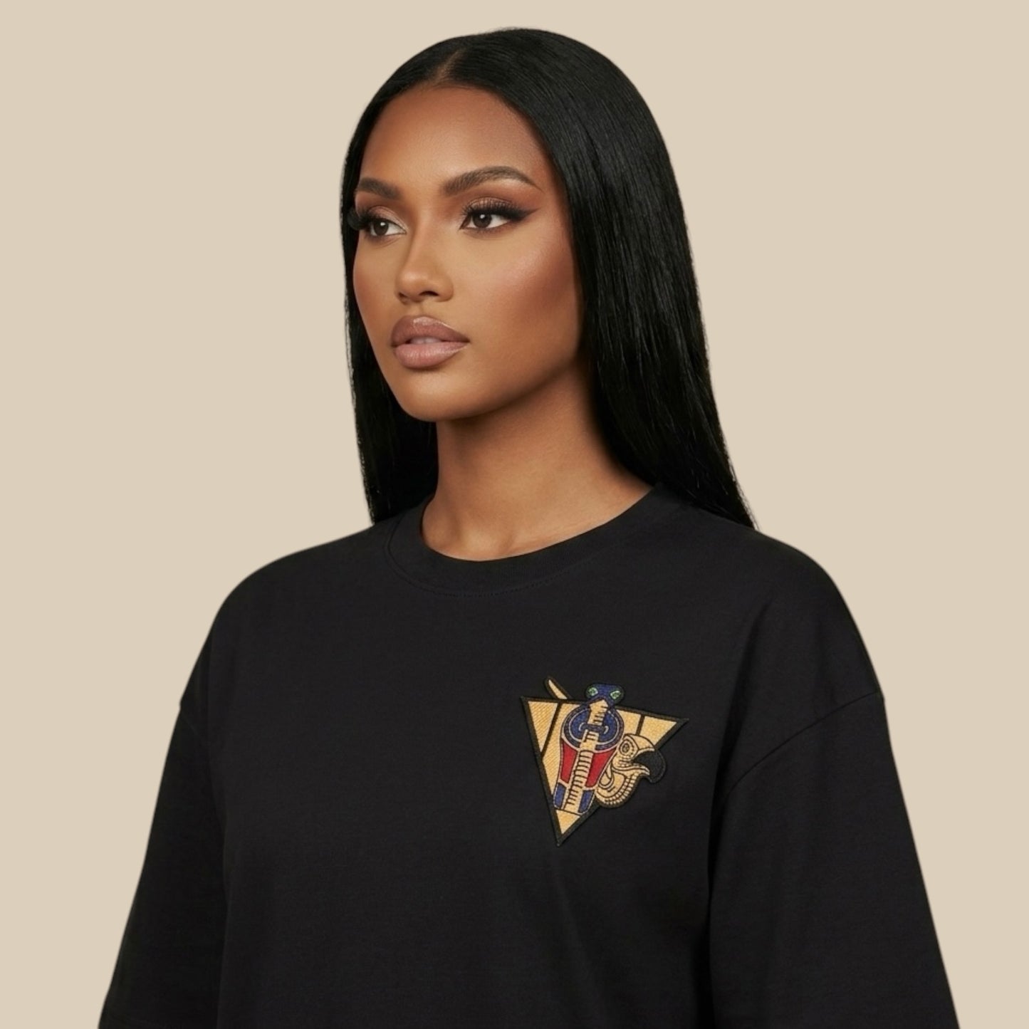 R10 black Uraeus e Abutre tee model view