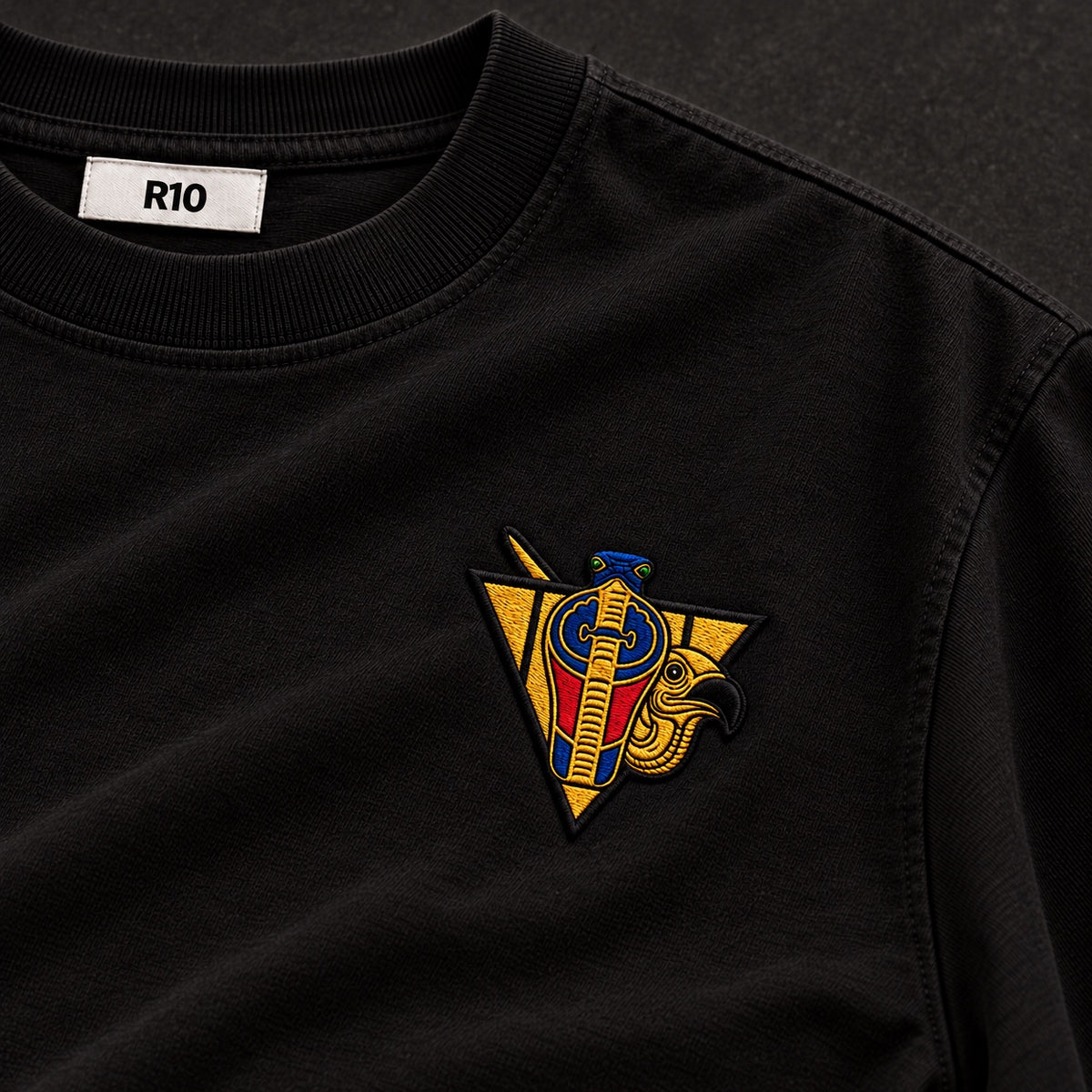 Black R10 Uraeus e Abutre Emblem Tee — embroidery detail and inside R10 collar label.