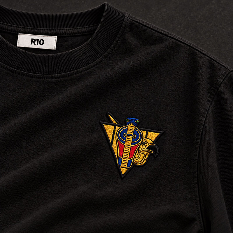 Black R10 Uraeus e Abutre Emblem Tee — embroidery detail and inside R10 collar label.