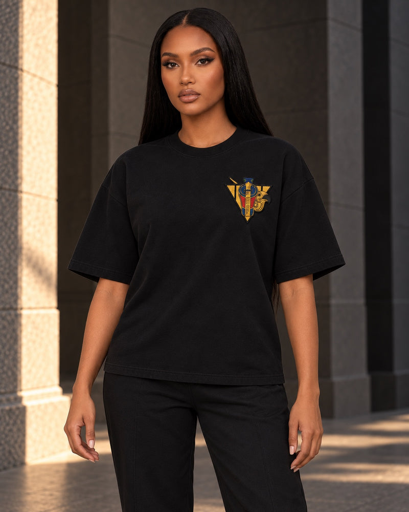Black R10 Uraeus e Abutre Emblem Tee — model fit view.