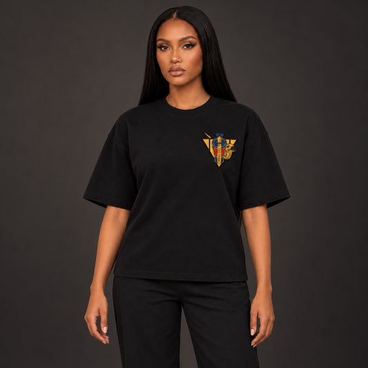 Black R10 Uraeus e Abutre Emblem Tee — front view on model.