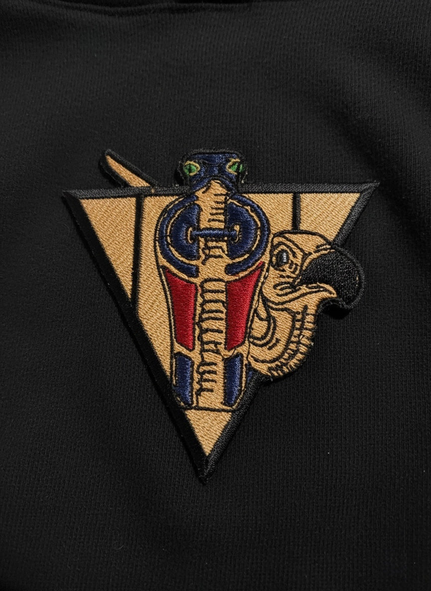Cobra and vulture embroidery detail on Uraeus e Abutre hoodie