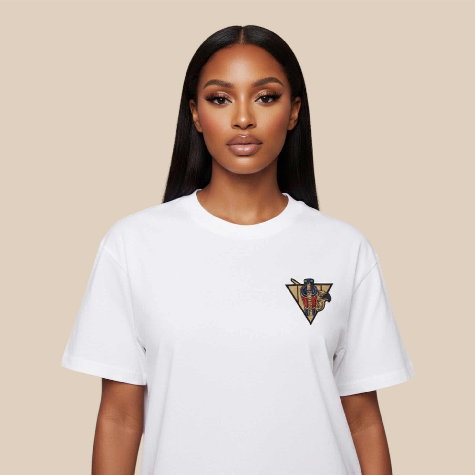 Clean structured fit of Uraeus e Abutre emblem white tee